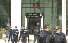تونس... الشرطة تغلق مقر مجلس القضاء وتمنع دخول الموظفين