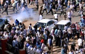  الشرطة السودانية تطلق الغاز المسيل للدموع لتفريق المتظاهرين 