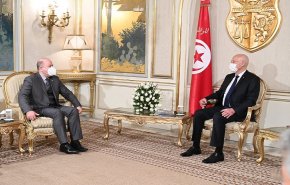 رئيس الحكومة الجزائرية يصل إلى تونس 