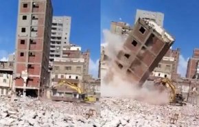 فيديو مروع للحظة سقوط برج سكني على حفار في جدة!