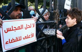 تونس: احتجاج مئات القضاة والمحامين على حل سعيّد المجلس الأعلى للقضاء