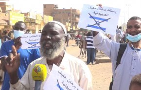 شاهد..الشارع السوداني يهتف العدو الاسرائيلي لايمثلنا