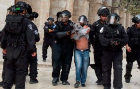 الاحتلال يعتقل 5 شبان من نابلس على أبواب الأقصى