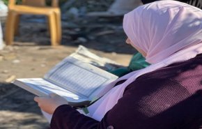 شاهد..قوات الاحتلال تعتدي على ناشط في حي الشيخ جراح