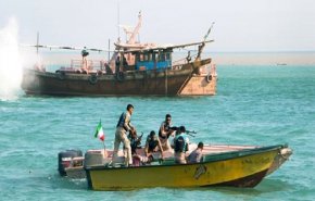 إيران تضبط سفينتين تهربان 50 ألف لتر وقود في الخليج الفارسي