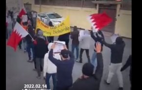  بحرینی‌ها در محکومیت سفر بنت به منامه پرچم رژیم صهیونیستی را آتش زدند