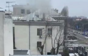 برخاستن دود از سفارت روسیه در اوکراین+ویدئو