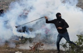 اعتقال شقيقين واستهداف آليات الاحتلال بالأكواع المتفجرة في جنين