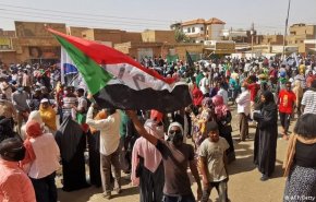 حراك السودان يحضر لاحتجاجات اليوم والسلطات تبدأ بإغلاق الطرق
