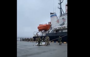 بالفيديو..استسلام مجموعة من أفراد حرس الحدود الأوكراني في جزيرة بالبحر الأسود
