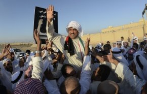 معارضون كويتيون يعودون إلى بلدهم إثر العفو الأميري