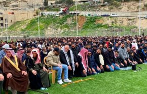 بالصور..المئات يؤدون صلاة الجمعة في جبل المكبر احتجاجا على قرارات الاحتلال للهدم