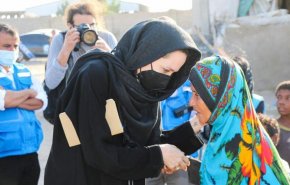 أنجلينا جولي في اليمن.. تتحدث عن أسوأ الأزمات الإنسانية في العالم +فيديو