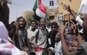 آلاف السودانيين يتظاهرون ضد حكم العسكر وغلاء الخبز