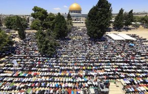 آلاف الفلسطينيين يؤدون صلاة الجمعة في الأقصى