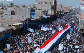ویدیو/ راهپیمایی گسترده یمنی ها برای نکوداشت "روز مقاومت" در صنعا/ راهپیمایان جنایات متجاوزان علیه ملت یمن را محکوم کردند/ حمایت از نیروهای مسلح درحمله به مراکز نفتی متجاوزان سعودی