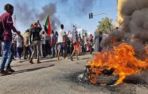السودان: إغلاق طرق في الخرطوم رفضاً لاستمرار الانقلاب العسكري