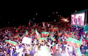 باكستان.. أنصار عمران خان ينزلون إلى الشوارع بعد إطاحة البرلمان بحكومته +فيديو