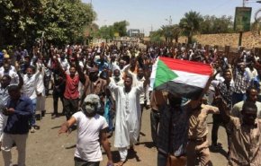 آلاف المتظاهرين في الخرطوم  بذكرى عزل الرئيس السابق عمر البشير