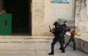 شاهد: جنود الاحتلال يعتدون بوحشية على رجل فلسطيني أمام طفله