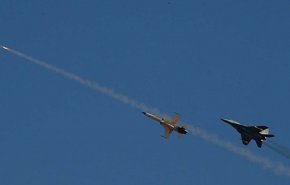 پرواز جنگنده‌های نیروی هوایی ارتش بر فراز حرم مطهر امام خمینی (ره)