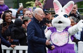 تلاش کارمند کاخ سفید در لباس خرگوش برای ممانعت از گاف دادن بایدن + فیلم