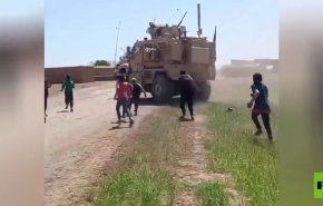کودکان سوریه کاروان آمریکا را با سنگ و چماق از روستای خود بیرون راندند + ویدئو