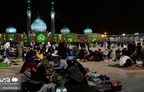 شاهد: مراسم إفطار الصائمين في مسجد جمكران بمدينة قم وسط ايران