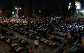 برپایی نماز عشاء و نماز تراویح در مسجد الاقصی با حضور هزاران فلسطینی 