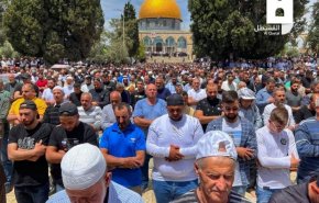 اقامه نماز جماعت فلسطینیان مقابل صهیونیست‌ها