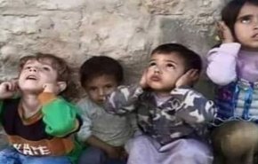 صحنه تراژیک کودک یمنی در آغوش پدر شهیدش + ویدیو