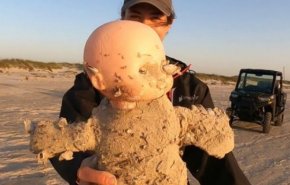 انتشار دمى مخيفة على ساحل تكساس الأميركي! (فيديو+ صور)