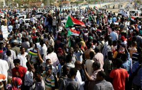 آلاف المتظاهرين السودانيين يتوجهون الى القصر الرئاسي