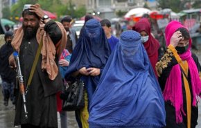 طالبان تفرض على النساء ارتداء البرقع في الأماكن العامة