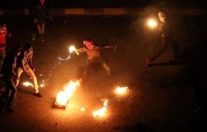 شاهد.. المقاومون الفلسطينيون يلقون زجاجات حارقة على جنود الاحتلال