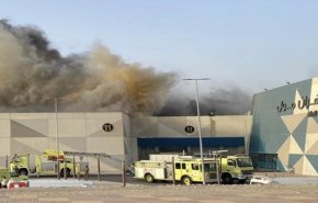 شاهد..اندلاع حريق ضخم في مجمع الظهران مول بالسعودية