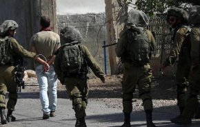 الاحتلال يعتقل شابين فلسطينيين على حاجز عسكري في قلقيلية