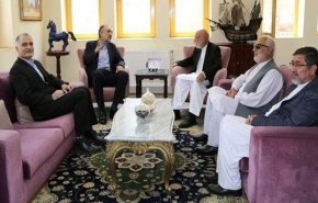 كرزاي والسفير الإيراني يبحثان تعزيز العلاقات بين طهران وكابول