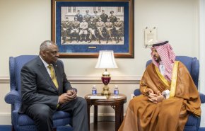 لقاء يجمع بين نائب وزير الدفاع السعودي ووزير الدفاع الأمريكي