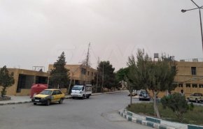 عاصفة ترابية تجتاج دير الزور في سوريا
