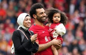 محمد صلاح يحتفل مع زوجته وابنتيه بعد تتويجه بجائزتين