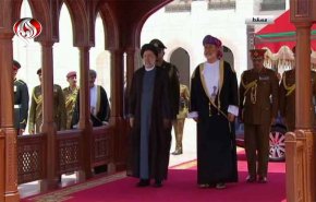 شاهد..الرئيس الايراني يصل عمان وسط استقبال مهيب