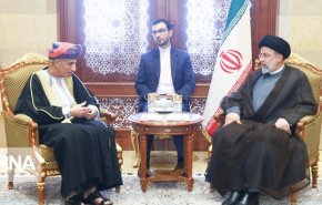 نائب رئيس الوزراء العماني يلتقي الرئيس رئيسي في مسقط