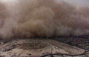 شاهد بالفيديو والصور ...العاصفة الترابية ترخي سدولها بالكويت 