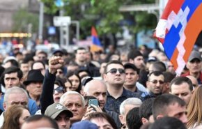معترضان ارمنستانی ورودی اقامتگاه ریاست‌جمهوری را بستند