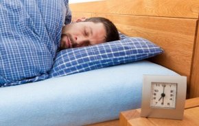 طبيب روسي يحذر من النوم بمكان مضاء