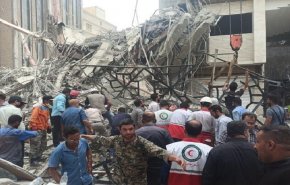 لحظة انهيار مبنى متروبول التجاري في آبادان جنوب غربي ايران 