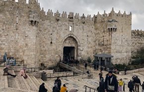 اميركا تطلب من الاحتلال إعادة النظر بمسيرة الأعلام