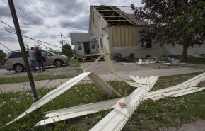 مصرع 11 شخصا وانقطاع الكهرباء عن 60 ألف منزل جراء عاصفة ضربت شرق كندا
