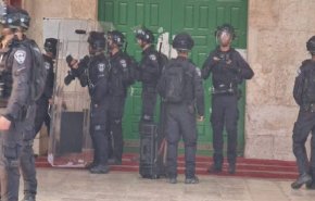 فیلم| حبس معتکفان فلسطینی در یکی از مصلاهای مسجدالاقصی